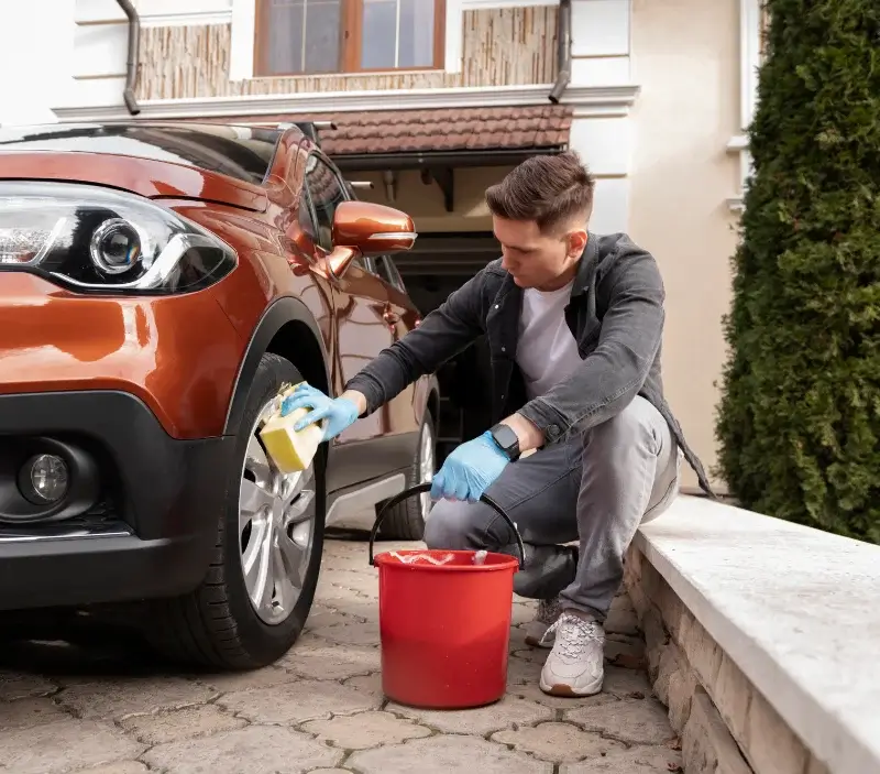 Lavage auto à domicile Montreuil-Poulay : professionnel intervenant sur un véhicule